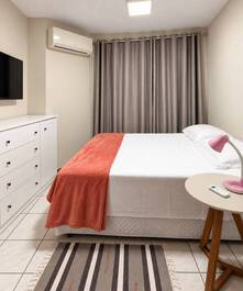 Excellent location, 3 bedrooms with air conditioning.