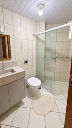 Excellent location, 3 bedrooms with air conditioning.