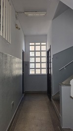 Essa é entrada de serviços. o elevador está em frente a porta do apartamento com fechadura digital.