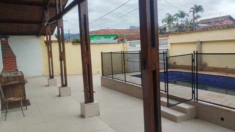 Casa con piscina y aire acondicionado en la playa de Praia Grande en Ubatuba.