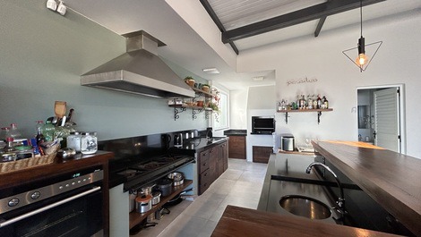 CASA A 20 METROS DEL MAR CON 5 HABITACIONES