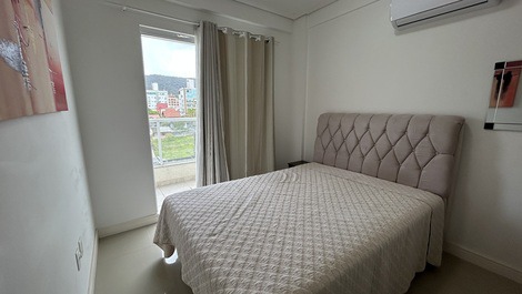 Apartamento com 2 camas de casal na praia de Bombas