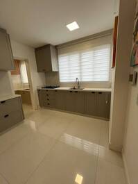 LINDO APARTAMENTO DISPONÍVEL PARA A TEMPORADA EM ITAPEMA/SC