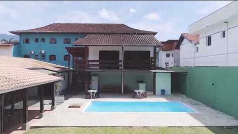 Casa com piscina a 50 metros da Praia de Maranduba - 10 a 30 pessoas