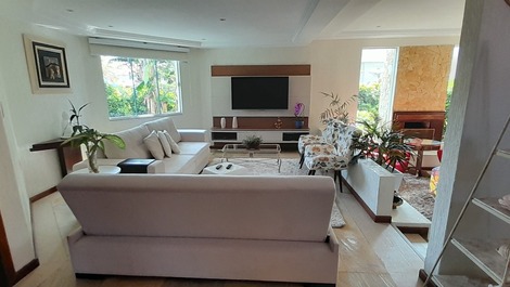 Casa 3 Suítes em Jurerê Internacional