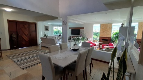Casa 3 Suítes em Jurerê Internacional