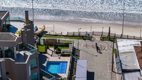 Apartamento frente al mar en Bombas, 3 suites, piscina, alto nivel
