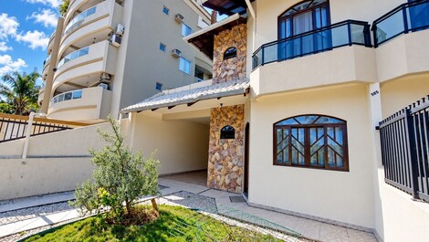House for vacation rental in Bombinhas-SC, approximately 3...