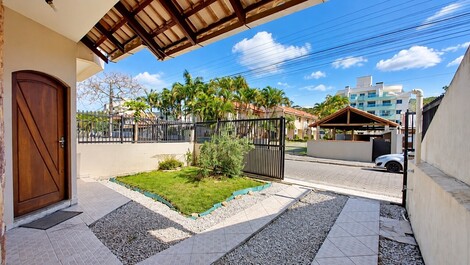 House for vacation rental in Bombinhas-SC, approximately 3...