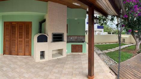 Casa com piscina em Jurere