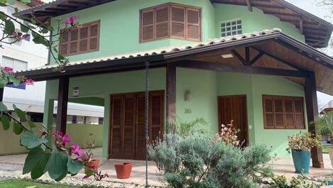 Casa com piscina em Jurere