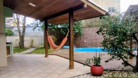 Casa com piscina em Jurere