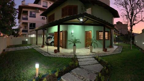 Casa com piscina em Jurere