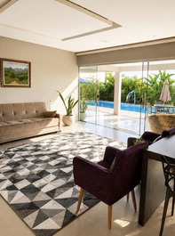 Casa moderna dentro de condomínio - 50min de BH