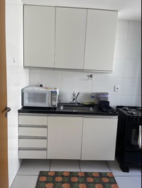 Cozinha completa e bem equipada.