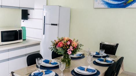 Cozinha com mesa de jantar e 4 cadeiras + 2 geladeiras (alguns objetos não fazem parte da decoração)