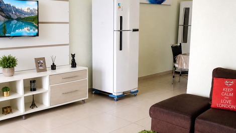 Sala com vista para piscina, tv, ventilador de teto (alguns objetos não fazem parte da decoração)