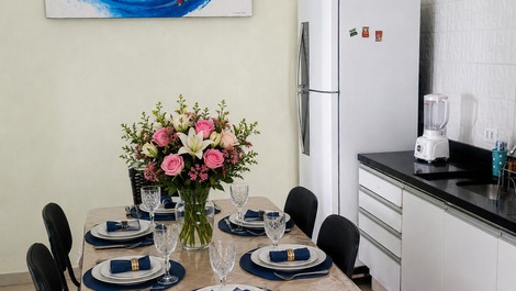 Cozinha com mesa de jantar e 4 cadeiras + 2 geladeiras (alguns objetos não fazem parte da decoração)