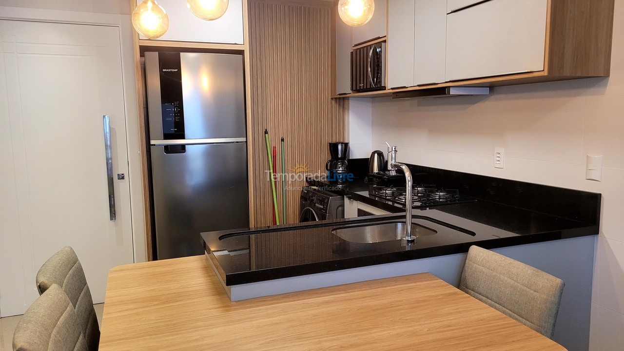 Apartamento para aluguel de temporada em Governador Celso Ramos (Praia de Palmas)