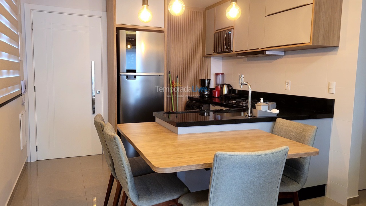 Apartamento para aluguel de temporada em Governador Celso Ramos (Praia de Palmas)