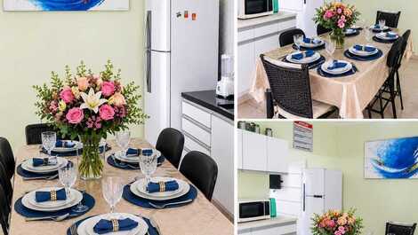 Cozinha com mesa de jantar e 4 cadeiras + 2 geladeiras (alguns objetos não fazem parte da decoração)