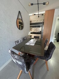 Apartamento con 2 suites y piscina, a 150 metros del mar.