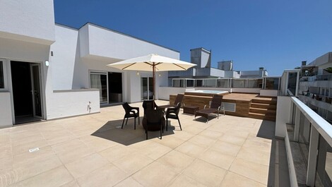 Beautiful apartment for the season.