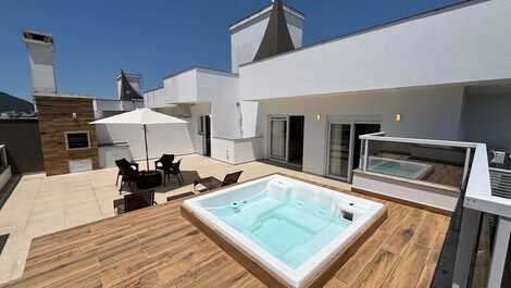 Beautiful apartment for the season.