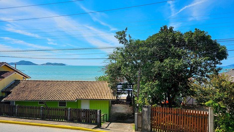 Vista rua frente da casa para mar