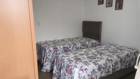 Quarto solteiro com 2cama box 