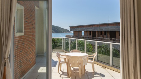 Apartamento triplex frente al mar en la playa de Quatro Ilhas, Bombinhas, 4 suites con acceso