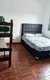 Casa de dos plantas con piscina, a 300 metros de la playa.