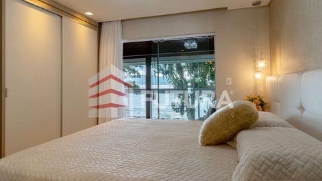 Beachfront house with jacuzzi in Lagoinha/Bombinhas SC - sleeps 10