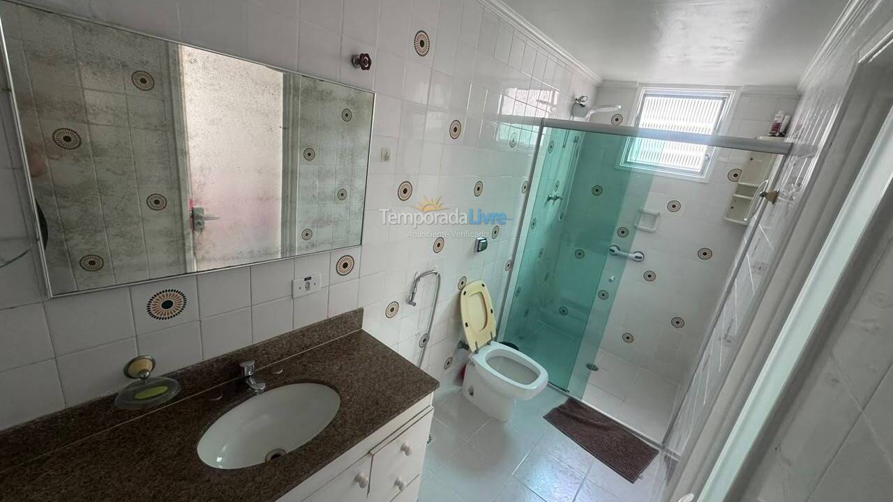 Apartamento para aluguel de temporada em Guarujá (Pitangueiras)