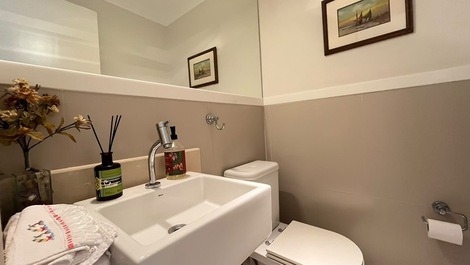 Ground-floor apartment with ocean views in Riviera de São Lourenço.