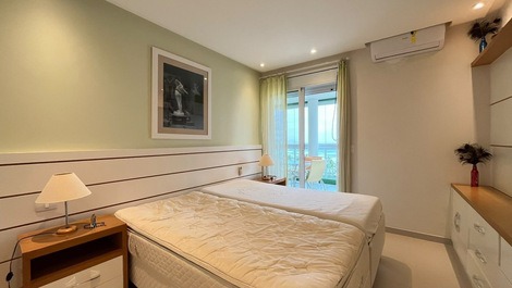 Ground-floor apartment with ocean views in Riviera de São Lourenço.