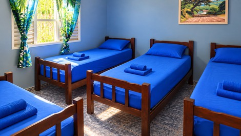 Quarto 1 - 4 camas de solteiro 