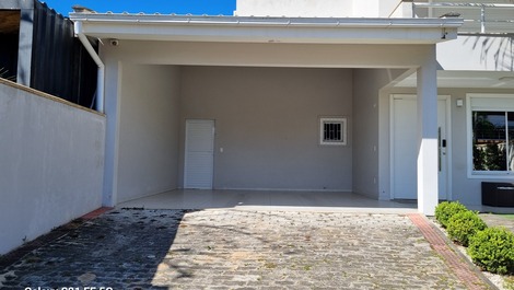 Hermosa casa en el centro de Garopaba 100 metros del mar