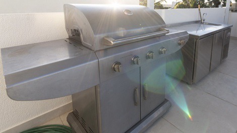 Forno e bancada refrigerada no deck