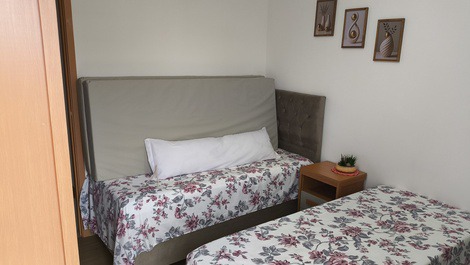 Visão do quarto solteiro com 2 colchões avulsos 