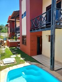 Jardim e piscina