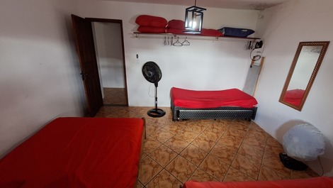 CASA DE 4 DORMITORIOS A 2MIN ANDANDO DE LA PLAYA PERÓ CABO FRIO