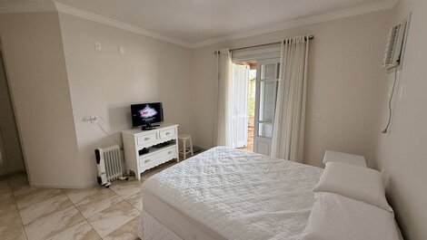 017- Beautiful two-story house for 8 people, 500m from Bombas Beach