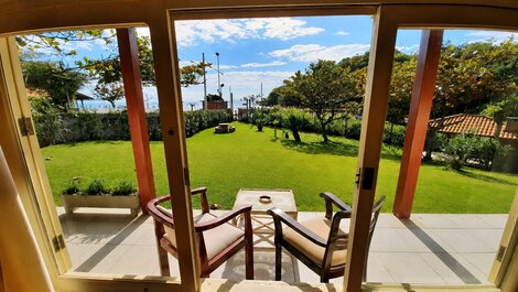 115A- Casa Frente Mar em Bombas com Jardim e Churrasqueira