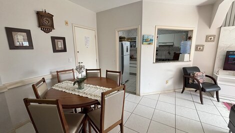 174- Apartamento com 2 quartos a 50 metros do mar em Bombas