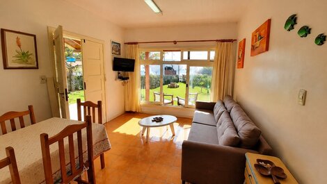 115A- Casa Frente Mar em Bombas com Jardim e Churrasqueira