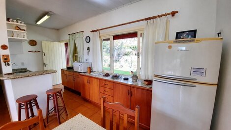 115A- Casa Frente Mar em Bombas com Jardim e Churrasqueira