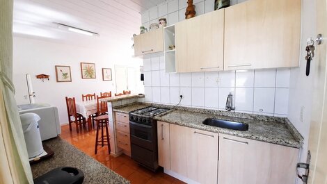115A- Casa Frente Mar em Bombas com Jardim e Churrasqueira