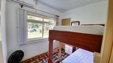 115A- Casa Frente Mar em Bombas com Jardim e Churrasqueira