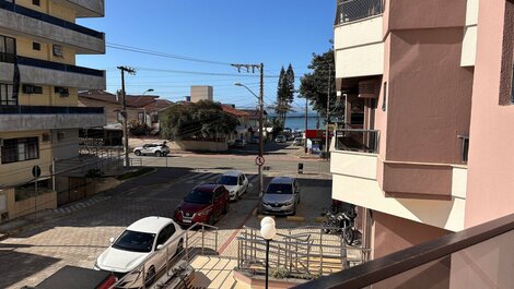 174- Apartamento com 2 quartos a 50 metros do mar em Bombas